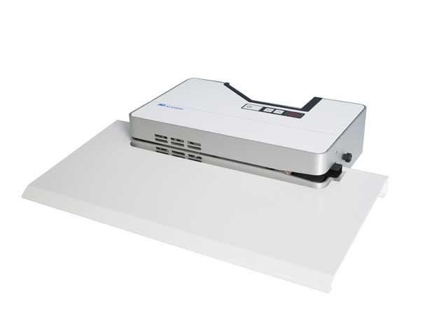 緊湊型獨(dú)立連續(xù)封口機(jī)，可以垂直或水平密封預(yù)制袋