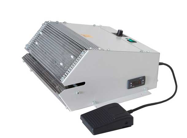 封口機(jī)是氣動踏板操作的機(jī)器。 這樣就可以騰出雙手來進(jìn)行包裝了。