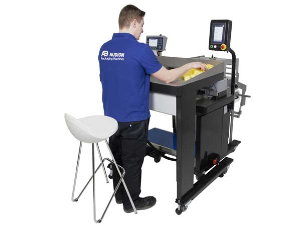 使用自動(dòng)卸料斗對(duì)小零件進(jìn)行精確稱重裝袋包裝系統(tǒng)！