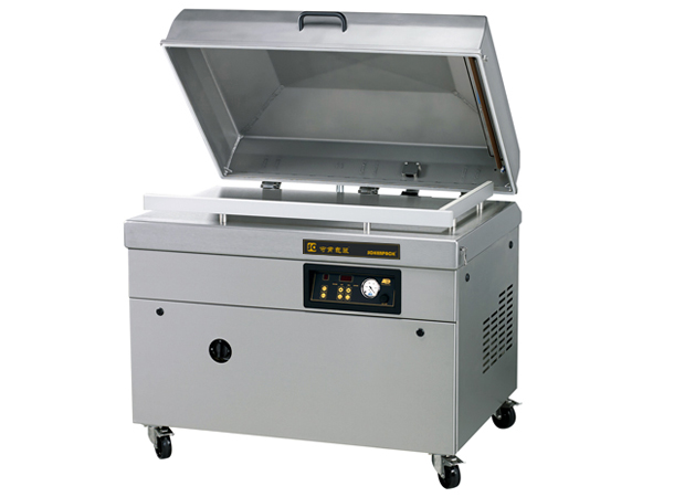 最大的單室真空室封口機(jī)，配備平面工作板和 160 m3/h 真空泵